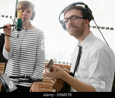 Giovani musicisti ripassando nella sala della musica Foto Stock