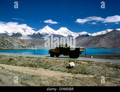 Xinjiang Cina Karakoram Highway accanto al Lago Karakul Mt Kongur in background Foto Stock