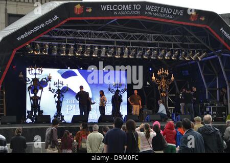 Trafalgar Square, Londra, Regno Unito. Il 21 giugno 2013. I tentativi di Il fantasma dell'Opera a Trafalgar Square - West End LIVE mette in risalto la qualità e la varietà di intrattenimento in offerta nel cuore di Londra, promozione del West End come un luogo emozionante per tutta la famiglia - vivono tutti, tutti gratuitamente nell'impostazione iconico di Trafalgar Square. Credito: Marcin Libera/Alamy Live News Foto Stock