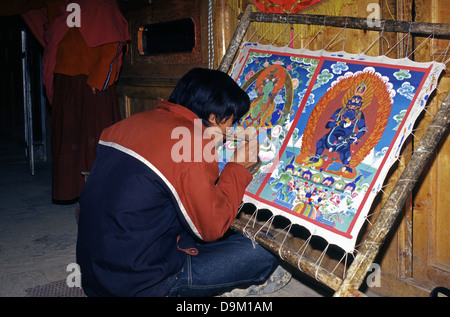 Thangka processo di verniciatura in Sangkeshan villaggio nella contea di Tongren noto ai tibetani come Rebgong entro Huangnan tibetano prefettura autonoma Nel Qinghai, Cina Foto Stock