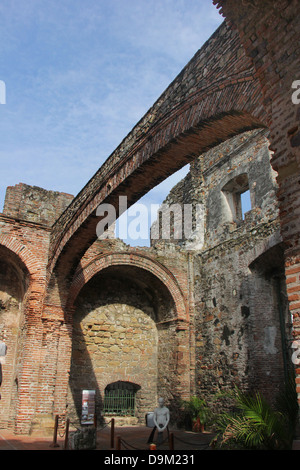 Casco Antiguo di Panama City, Panama. L'arco piatto a Santo Domingo convento. Foto Stock