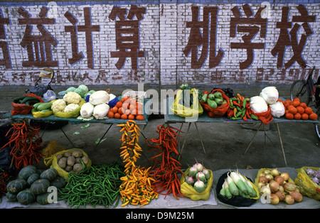 Ortaggi per la vendita nel mercato di Zhangye, noto come Kanchow, una prefettura-città di livello nel centro di provincia di Gansu in Cina Foto Stock