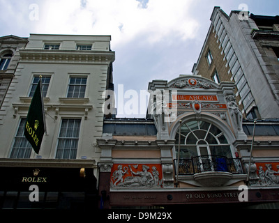 Facciata superiore di negozi su Bond Street, una sistemazione di strada dello shopping nel West End Foto Stock