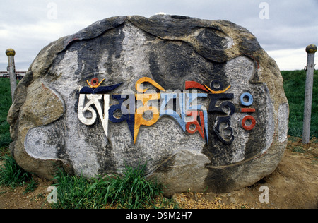"Om mani padme' mantra tibetano iscrizione su pietra nel lago di Qinghai noto anche come Koko Nur o Kukunor nella Provincia di Qinghai Cina Foto Stock