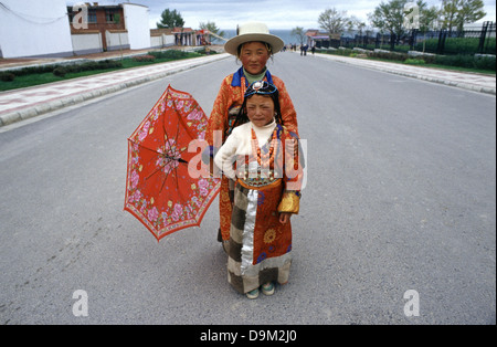 I bambini tibetani nel lago di Qinghai noto anche come Koko Nur o Kukunor nella Provincia di Qinghai Cina Foto Stock