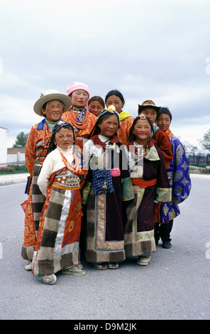 Un gruppo di giovani buddisti tibetani indossando il tradizionale indumento in lago di Qinghai noto anche come Koko Nur o Kukunor nella Provincia di Qinghai Cina Foto Stock