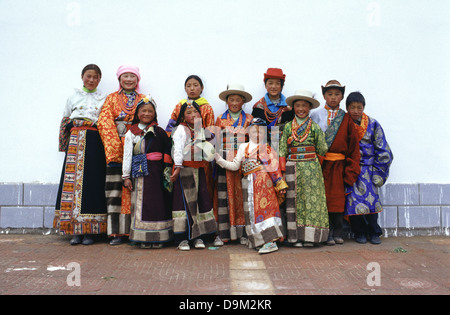 Un gruppo di giovani buddisti tibetani indossando il tradizionale indumento in lago di Qinghai noto anche come Koko Nur o Kukunor nella Provincia di Qinghai Cina Foto Stock