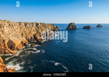 Pointe de Pen-Hir e Les Tas de Pois, vicino a Camaret-sur-Mer sulla penisola di Crozon, Brittany, Francia. Foto Stock