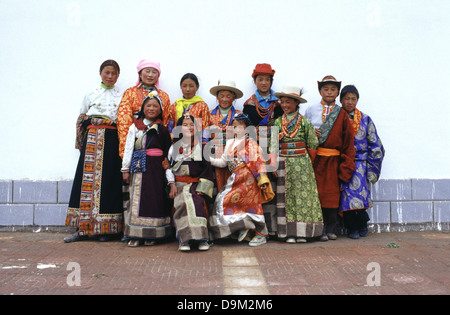 Un gruppo di giovani buddisti tibetani indossando il tradizionale indumento in lago di Qinghai noto anche come Koko Nur o Kukunor nella Provincia di Qinghai Cina Foto Stock