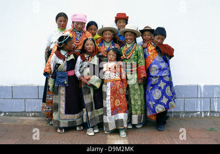 Un gruppo di giovani buddisti tibetani indossando il tradizionale indumento in lago di Qinghai noto anche come Koko Nur o Kukunor nella Provincia di Qinghai Cina Foto Stock