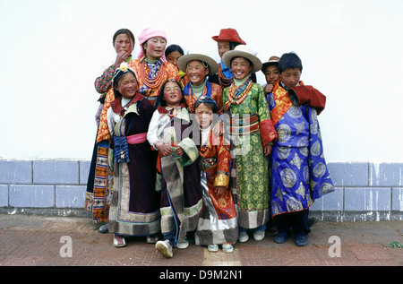 Un gruppo di giovani buddisti tibetani indossando il tradizionale indumento in lago di Qinghai noto anche come Koko Nur o Kukunor nella Provincia di Qinghai Cina Foto Stock