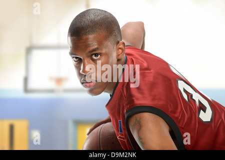 Giovane americano africano giocatore di basket a giocare in ambienti interni Foto Stock