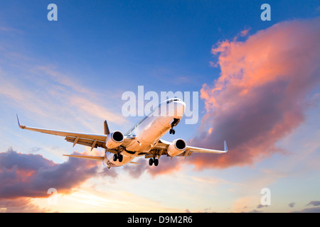 Arrivando in aereo a terra al tramonto - Boeing 737 in arrivo a terra al tramonto. Foto Stock