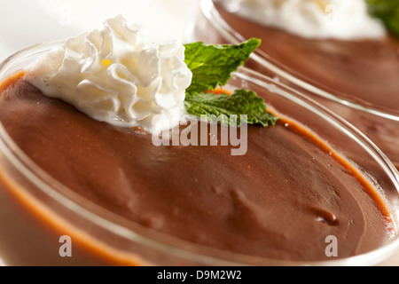 In casa calda budino di cioccolato con panna montata Foto Stock