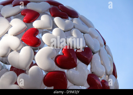 Sfera fatta di cuori in una giornata di sole. Foto Stock