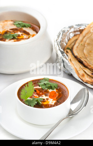 Dal Makhni Handi Wali servita in una piastra con chapattis Foto Stock