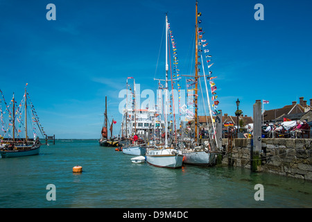 Varie navi in porto a Yarmouth, Isola di Wight in Inghilterra durante il vecchio Gaffers Festival. Foto Stock