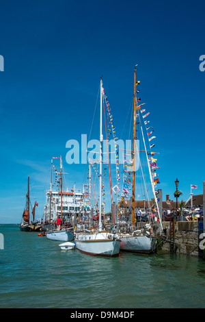 Varie navi in porto a Yarmouth, Isola di Wight in Inghilterra durante il vecchio Gaffers Festival. Foto Stock