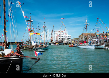 Varie navi in porto a Yarmouth, Isola di Wight in Inghilterra durante il vecchio Gaffers Festival. Foto Stock