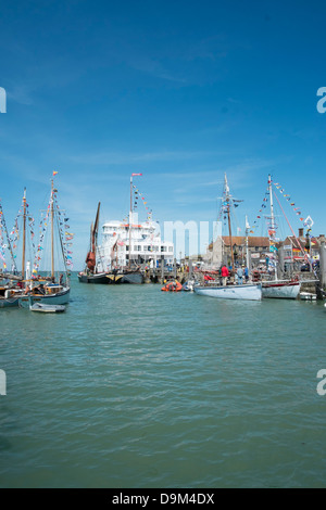 Varie navi in porto a Yarmouth, Isola di Wight in Inghilterra durante il vecchio Gaffers Festival. Foto Stock