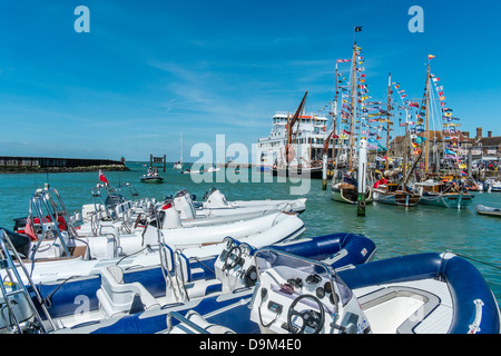 Varie navi in porto a Yarmouth, Isola di Wight in Inghilterra durante il vecchio Gaffers Festival. Foto Stock