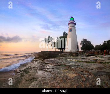 Il Marblehead Lighthouse bagnata nella prima luce dell'alba in una mattinata nebbiosa sul Lago Erie a Marblehead Ohio, Stati Uniti d'America Foto Stock