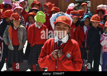 Scolare al Chicuchaswasi progetto scuola vicino a Cusco, Perù, a progetti di beneficenza aiutando i bambini in stato di bisogno. Foto Stock
