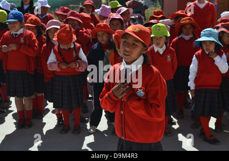 Scolare al Chicuchaswasi progetto scuola vicino a Cusco, Perù, a progetti di beneficenza aiutando i bambini in stato di bisogno. Foto Stock