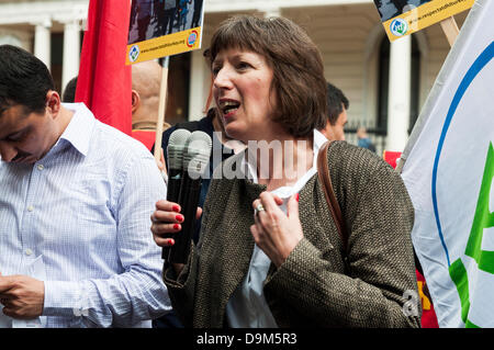 Londra, Regno Unito. Il 21 giugno 2013. TUC segretario generale Frances O'Grady parla di manifestanti fuori l'ambasciata turca a Londra presso una dimostrazione chiamato dalla Federazione internazionale dei lavoratori del settore dei trasporti in solidarietà con il popolo turco vittime della repressione in seguito a proteste sul futuro della Piazza Taksim di Istanbul. Credito: David Isaacson/Alamy Live News Foto Stock