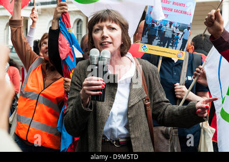 Londra, Regno Unito. Il 21 giugno 2013. TUC segretario generale Frances O'Grady parla di manifestanti fuori l'ambasciata turca a Londra presso una dimostrazione chiamato dalla Federazione internazionale dei lavoratori del settore dei trasporti in solidarietà con il popolo turco vittime della repressione in seguito a proteste sul futuro della Piazza Taksim di Istanbul. Credito: David Isaacson/Alamy Live News Foto Stock