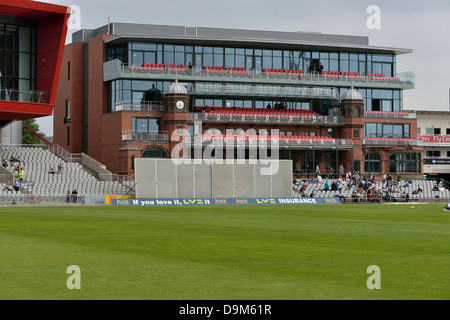 Il padiglione rinnovato conserva le torri gemelle a emirates Old Trafford cricket ground, manchester, Regno Unito Foto Stock