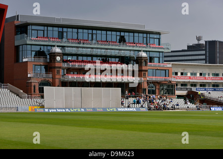 Il padiglione rinnovato conserva le torri gemelle a emirates Old Trafford cricket ground, manchester, Regno Unito Foto Stock