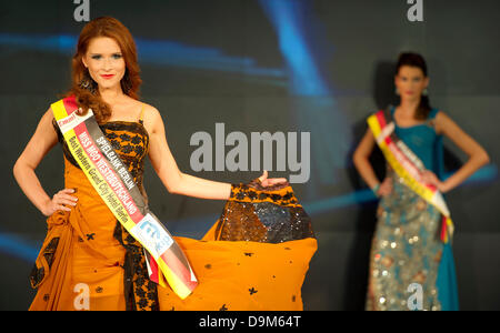 Berlino, Germania. Il 21 giugno, 2013. La nuova Miss Germania, Manou Volkmer (L), sorge sul palco durante il Miss Germania 2013 pageant a Berlino (Germania), 21 giugno 2013. Il corteo premio è dotato di 45.000 euro e il vincitore potrà rappresentare la Germania al corteo internazionale per Miss Europa a Parigi, la Miss Intercontinental di Panama e Miss International a Tokyo. Foto: Nicolas Armer Credito: dpa picture alliance/Alamy Live News Foto Stock