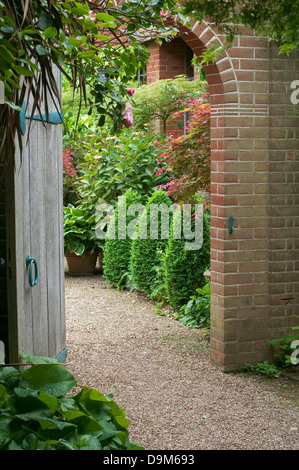 Porta di legno in inglese walled garden Foto Stock