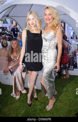 Berlino, Germania. Il 21 giugno, 2013. British socialite Pesche Geldof (L) e attrice Jerry Hall arrivano per la 'Raffaello giorno di estate " evento di beneficenza a Berlino (Germania), 21 giugno 2013. La Carità evento ha avuto luogo a sostegno del bambino tedesco organizzazione di protezione 'SOS-Kinderdorf'. Foto: Robert Schlesinger Foto Stock