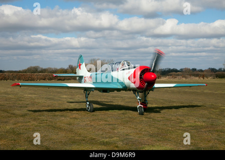 Yakovlev Yak-52 'Betsy' G-TYAK circa per iniziare la corsa di decollo a Breighton Airfield Foto Stock