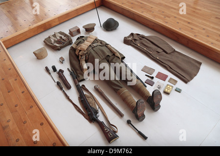 Visualizzazione della guerra mondiale un kit di un soldato britannico ("Tommy') presso lo storico de la Grande Guerre Museum, Peronne, Francia. Foto Stock