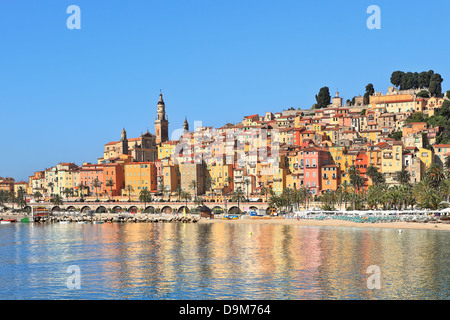 Vista sul case colorate della città vecchia di Mentone sotto il cielo blu sulla Costa Azzurra nel sud della Francia. Foto Stock