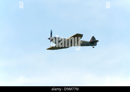 Il Supermarine Vickers LX VIVE Spitfire TE311 4-DV in volo su Wickenby Airfield Foto Stock