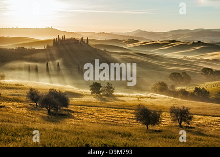 Agriturismo in Val d'Orcia dopo il tramonto, Toscana, Italia Foto Stock