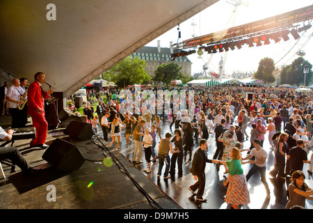 La gente ballare il Festival di Southbank, London, Regno Unito Foto Stock