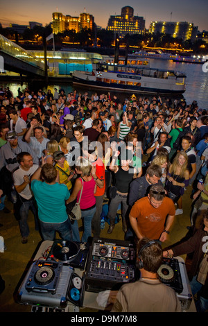 Rave sul Tamigi beach durante il Festival Thames, London, Regno Unito Foto Stock