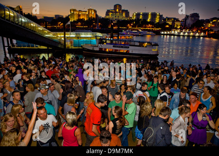 Rave sul Tamigi beach durante il Festival Thames, London, Regno Unito Foto Stock