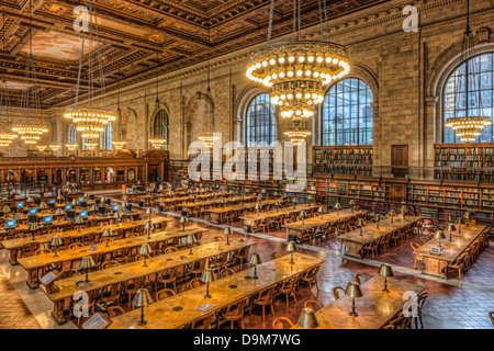 Una vista in alzata della Rosa Sala di lettura principale nel ramo principale della Biblioteca Pubblica di New York in New York City. Foto Stock