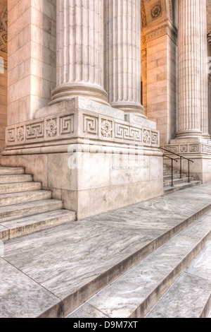 Colonne corinzie fiancheggiano gli ingressi principali alla Biblioteca Pubblica di New York's Stephen A. Schwarzman Building di New York City. Foto Stock