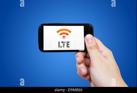 LTE mobile ad alta velocità di connessione a internet. Mano azienda cella con i dati di streaming Foto Stock