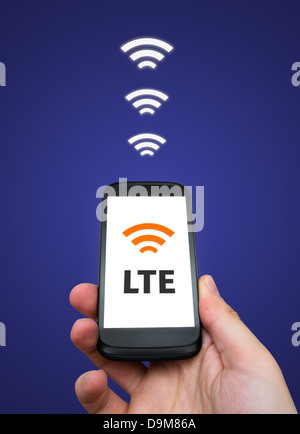 LTE mobile ad alta velocità di connessione a internet. Mano azienda cella con i dati di streaming Foto Stock