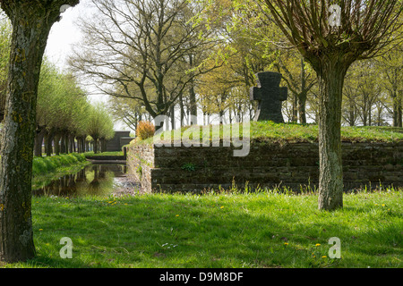 Langemark cimitero militare tedesco per commemorare la prima guerra mondiale Foto Stock