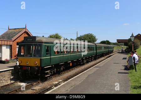 Conserve di Diesel Multiple Unit in blu la stazione di ancoraggio sulla West Somerset Railway Foto Stock