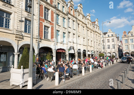 La Grande Place di Arras. Famoso per il suo stile fiammingo architettura la piazza principale della città è popolare con i turisti. Foto Stock